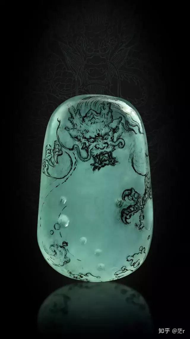 翡翠玉雕大龙牌霸气威武神秘的龙图腾与翡翠结合效果奇幻