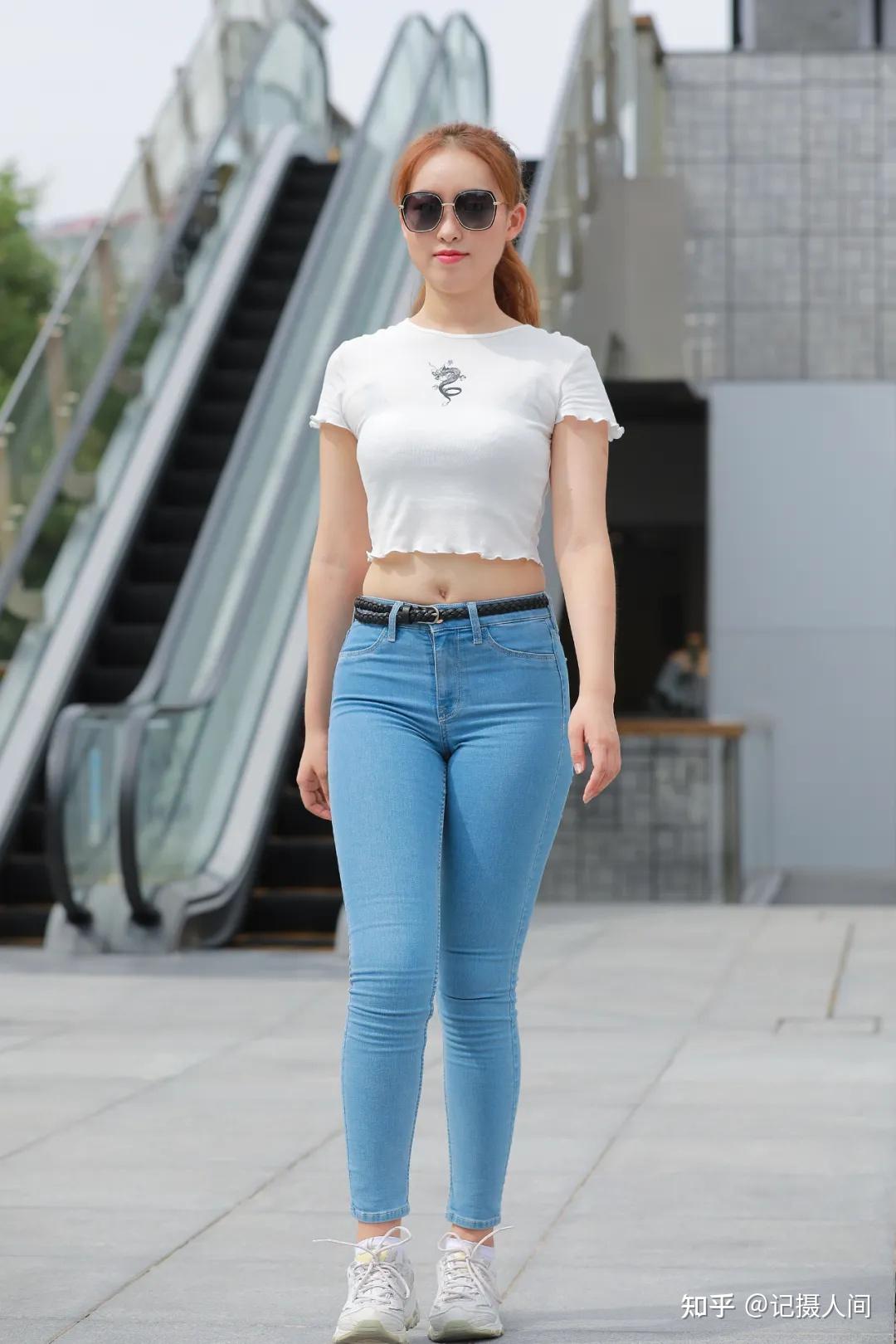 街拍组图身材丰腴穿牛仔裤的性感漂亮美女