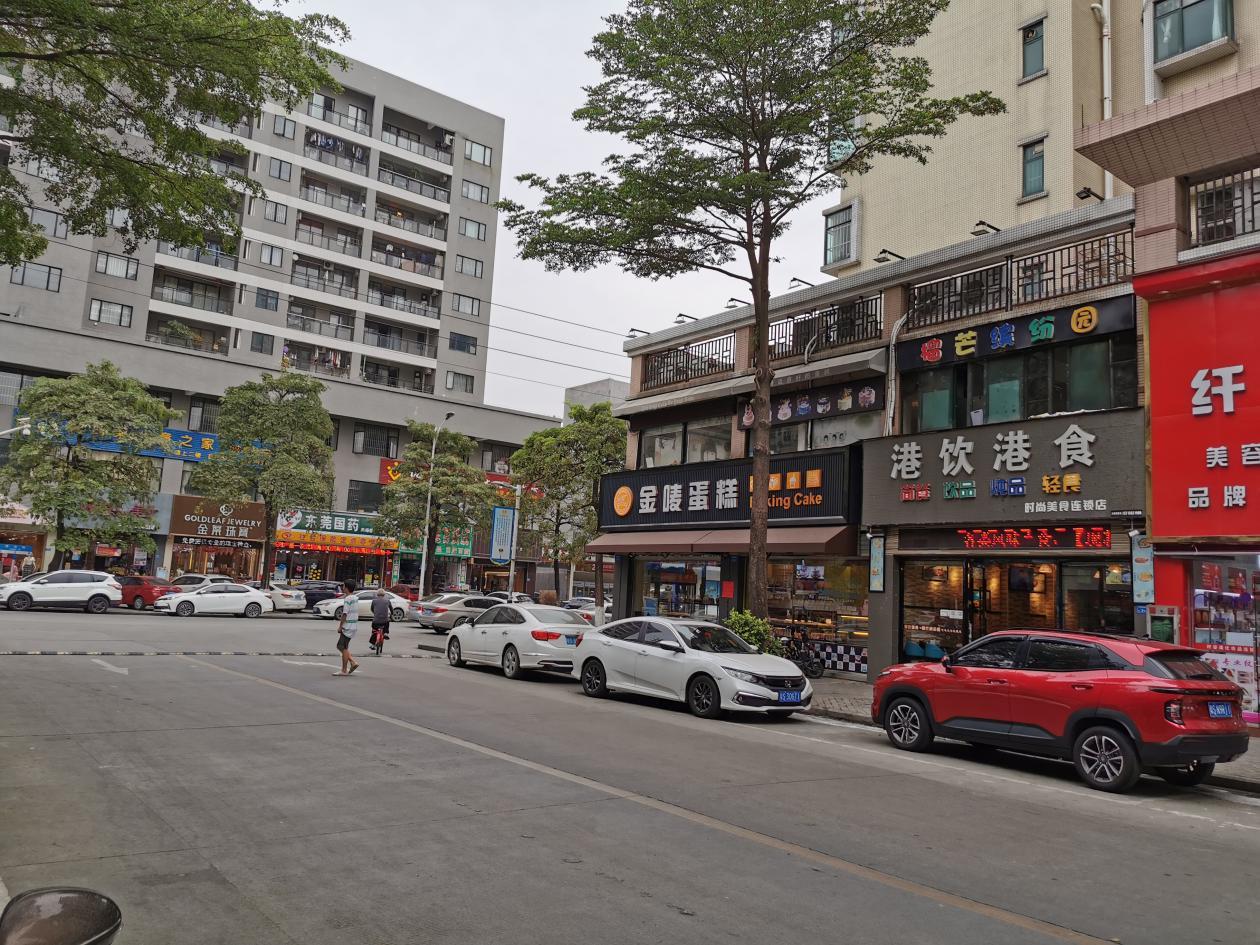 打开地图,项目选址建设路与振华路交汇处,这里属于洪梅镇中心,前往