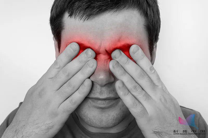 小伙一早醒来眼睛瞎了熬夜玩手机的危害真不是闹着玩的