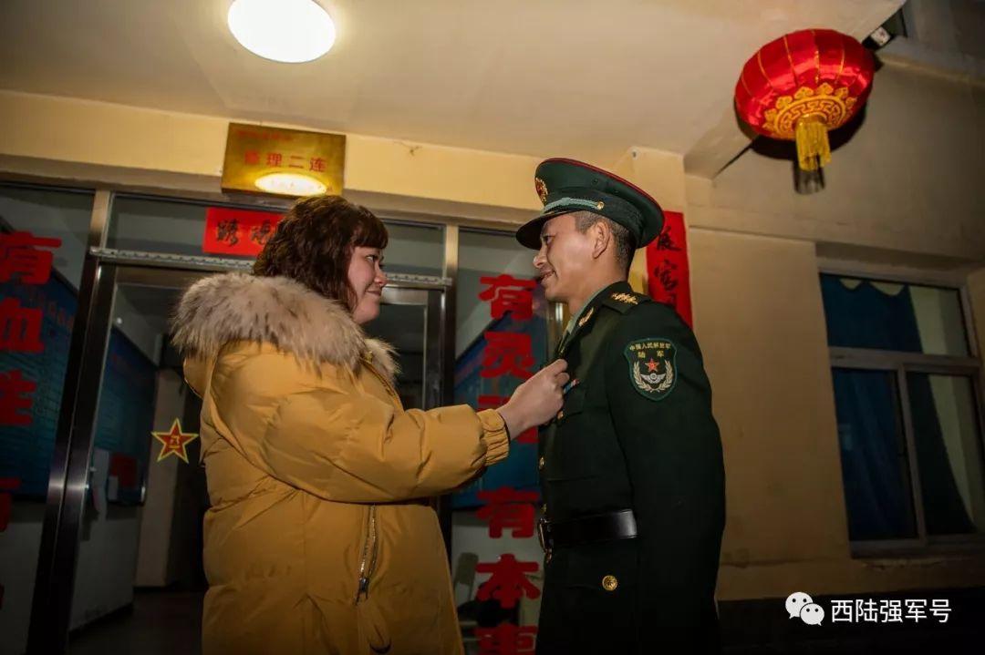 铁锤子红军旅上士李强与妻子蒲星共同站哨.