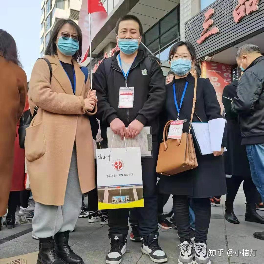 塘沽十三中校门口,天津一中滨海学校带队的老师,牛琼(左),胡月川老师