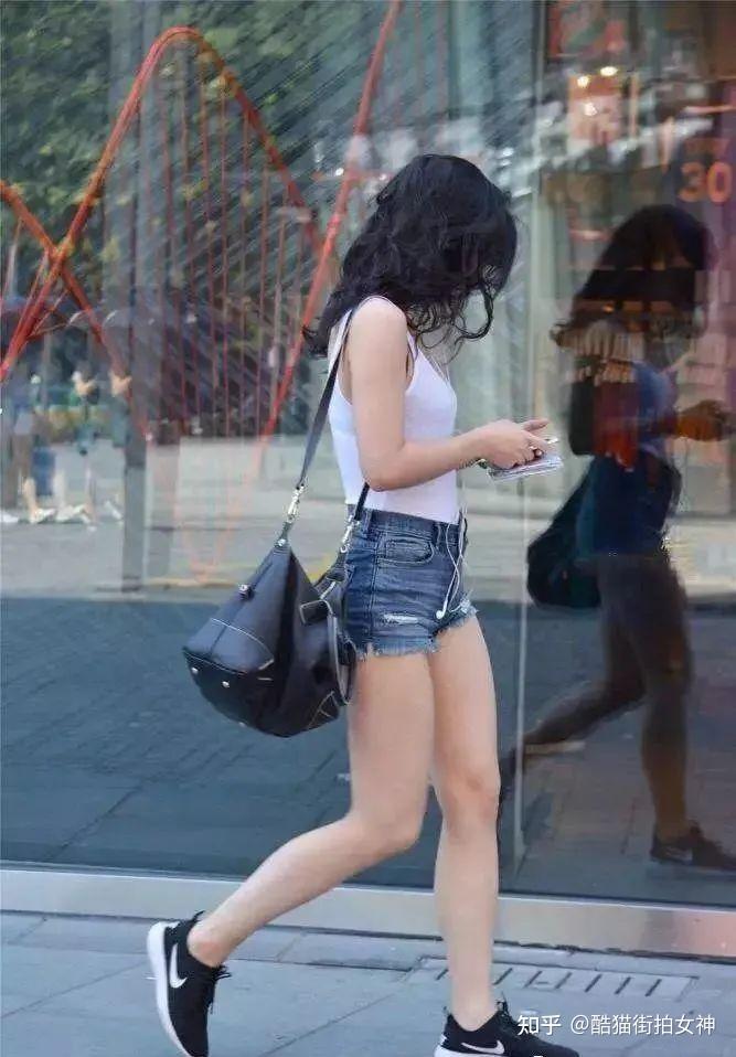 街拍女神:牛仔热裤白背心的时尚女生