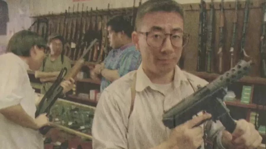 贩卖枪支的韩国老板大方地拿出所有枪支，供武装队队员使用。