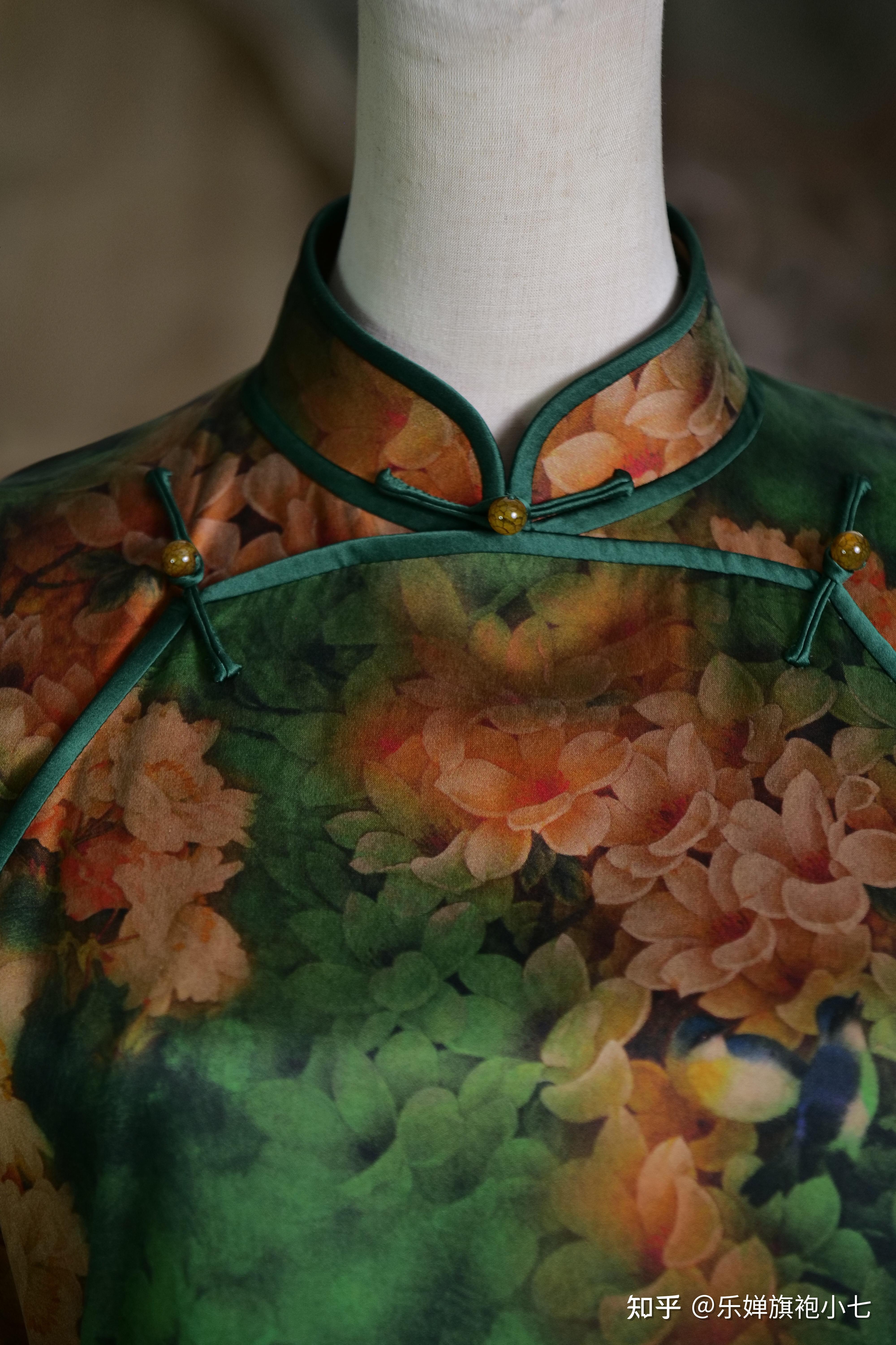 香云纱配上双襟旗袍就是不一样的范儿