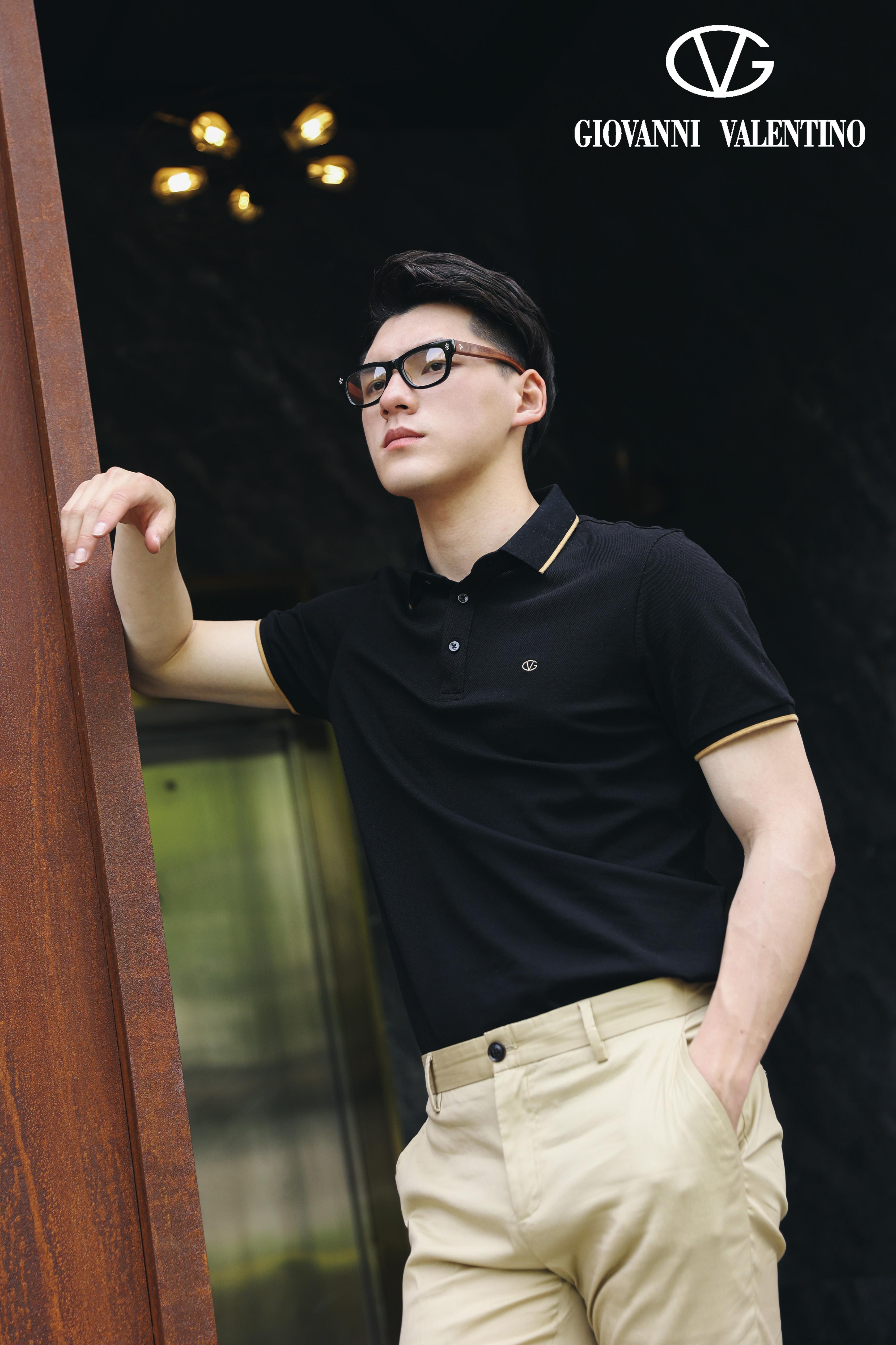 黑色经典polo衫组合卡其色休闲裤,随性又大气.