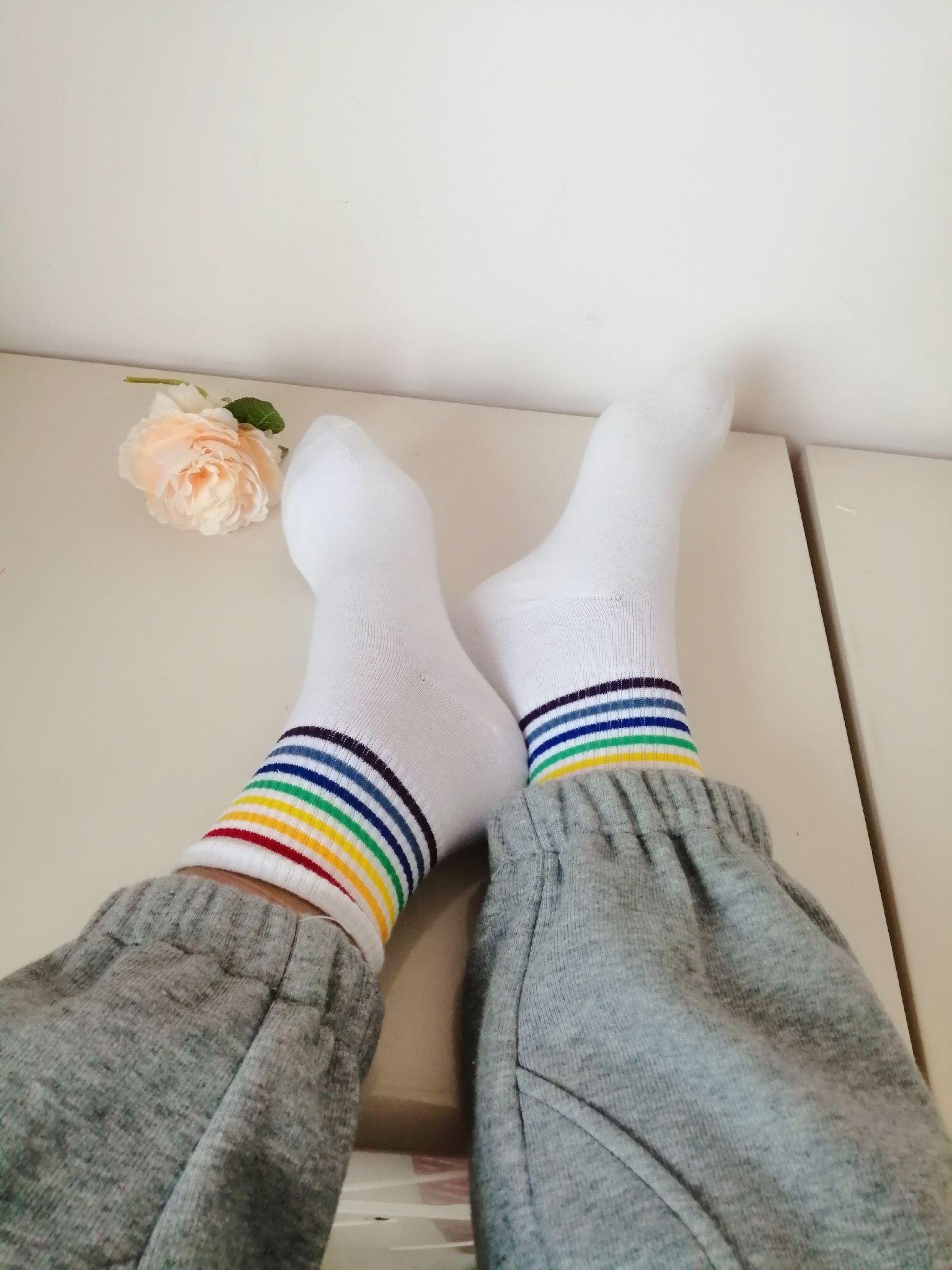 我是男生喜欢看女生穿白色棉袜觉得很美这正常吗