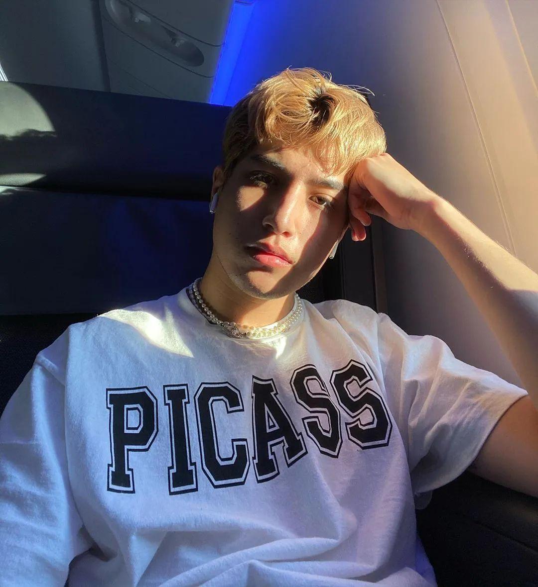 upopfunkyboy追星追成超级新星身高193的混血kol成名史