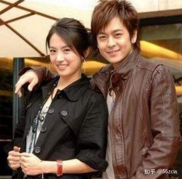 韩女星刘荷娜躺在公公腿上 这是咋情况?