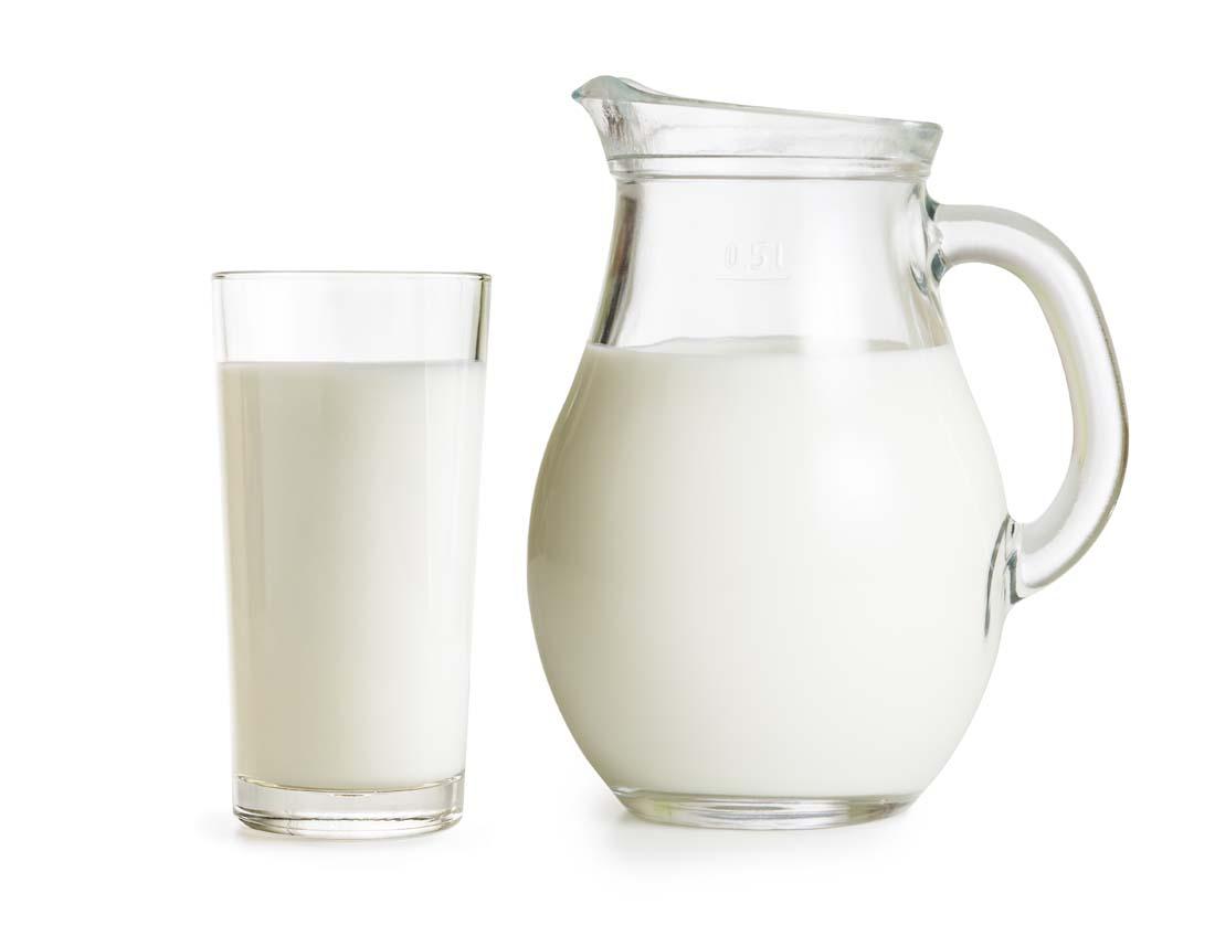 蓝天草地上两杯牛奶营养饮品图片下载 - 觅知网