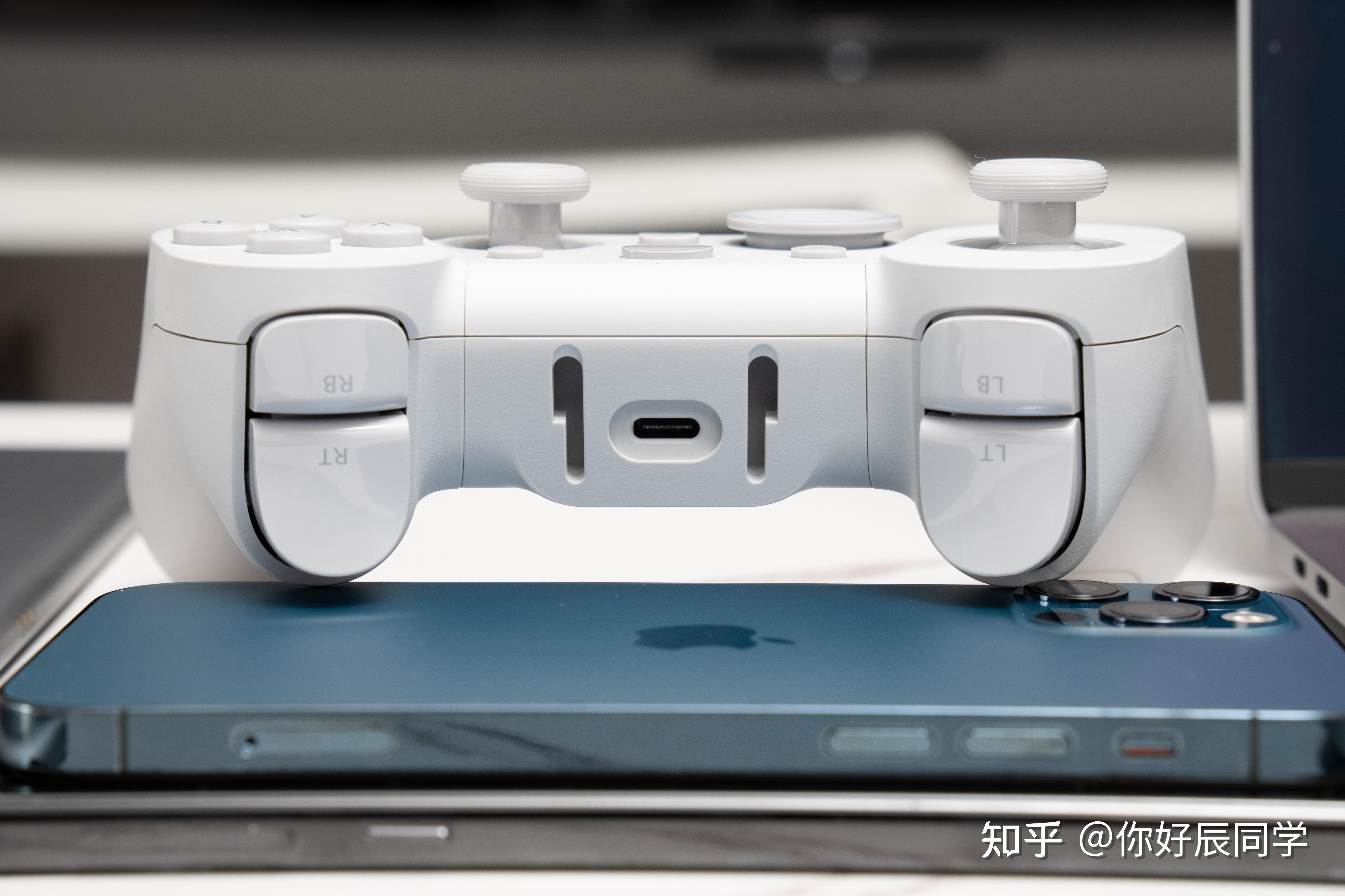 一台小米11u,这也是它比较特别之处,在手柄上直接设计了一个手机支架