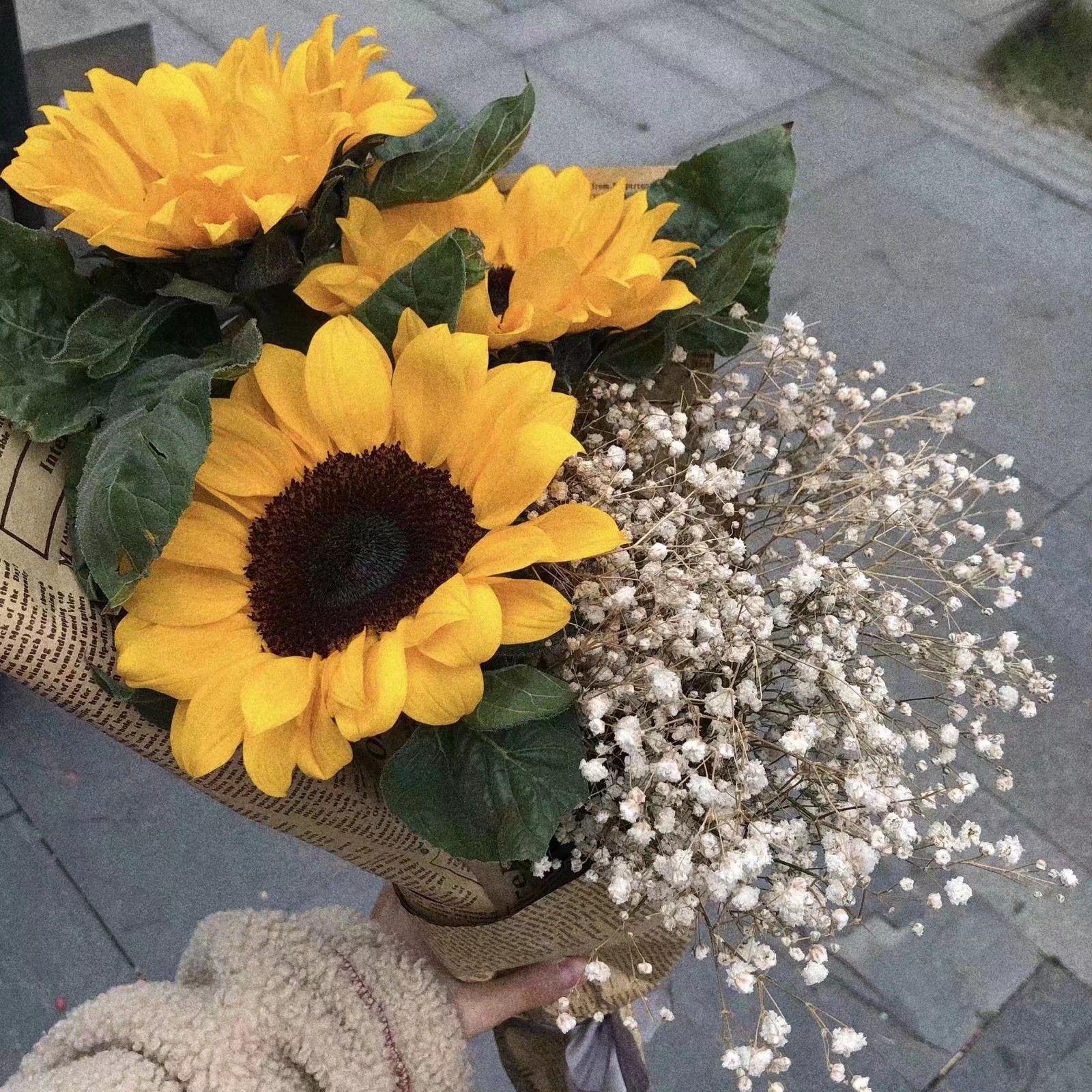 有一张图是一个男生拿着手捧花只有手臂和花在照片里有人知道吗