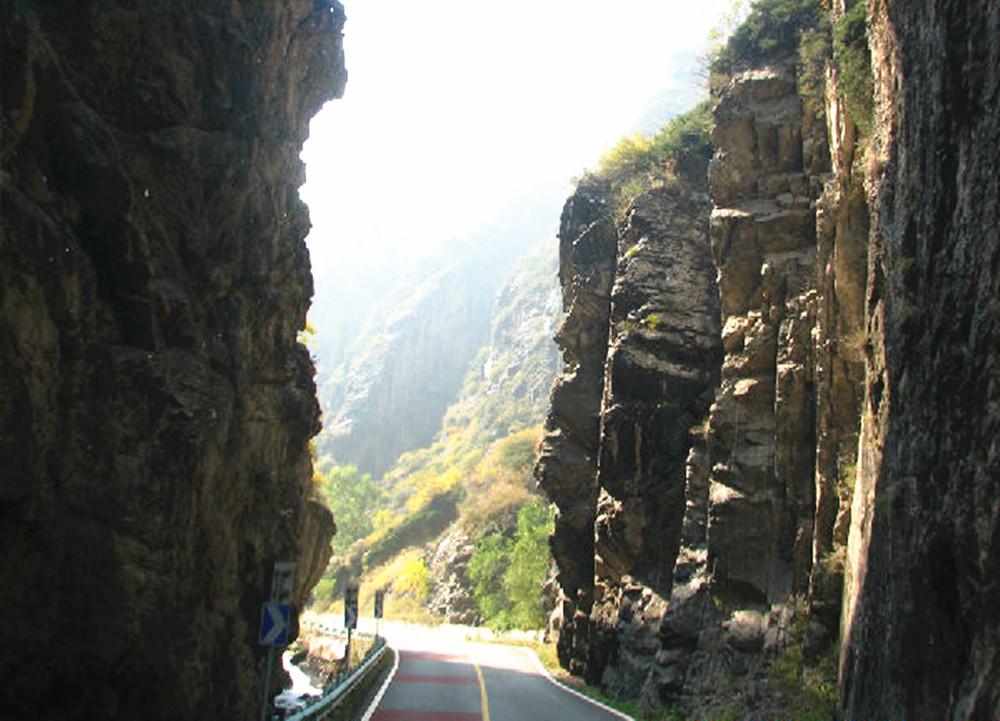 天山天池风景区一共有八大景观:石门一线,龙潭碧月,顶天三石,定海神针