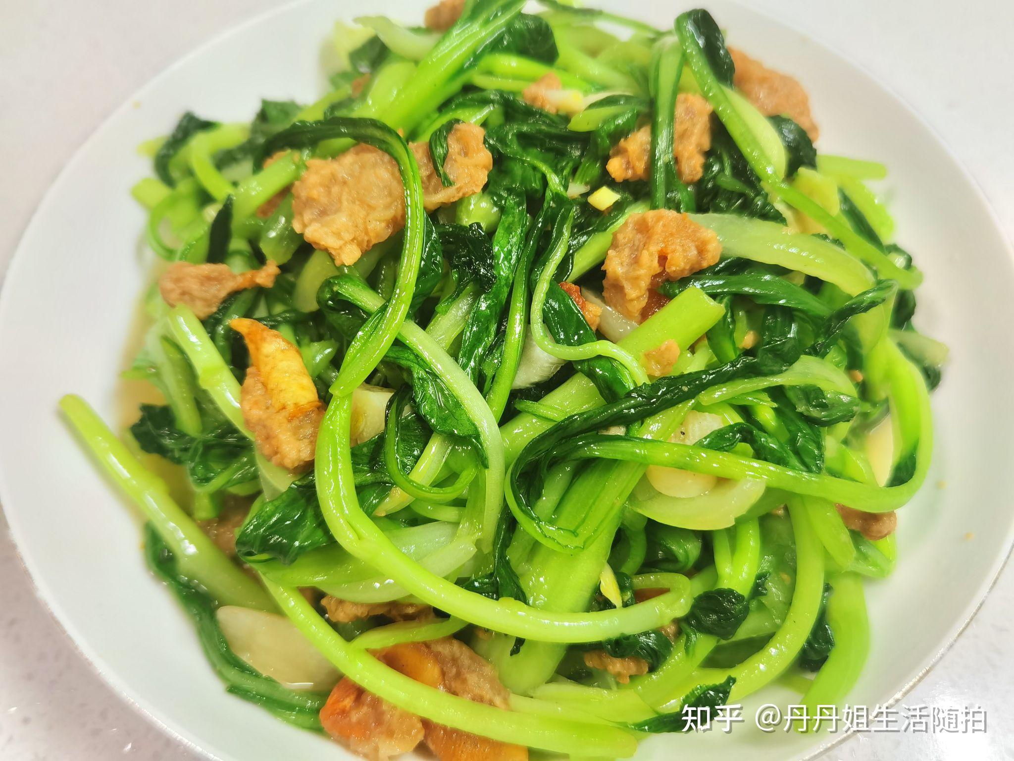 中火熬制五分钟,熬出酸香味儿步骤:1,鱼片用酸菜鱼里面的腌鱼料腌制十