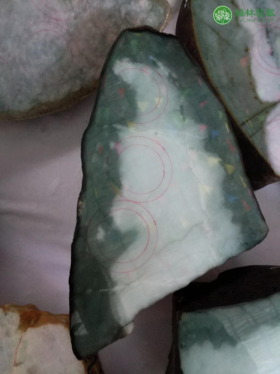 柯绿泥石渗透进入玉肉厚层黑雾(裂多种嫩)翡翠的种质很差,雾已经渗入