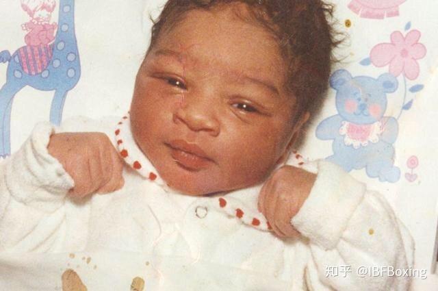 的拳王"曼尼-帕奎奥"分享社交网络的照片,他表示在自己小时候非常苦