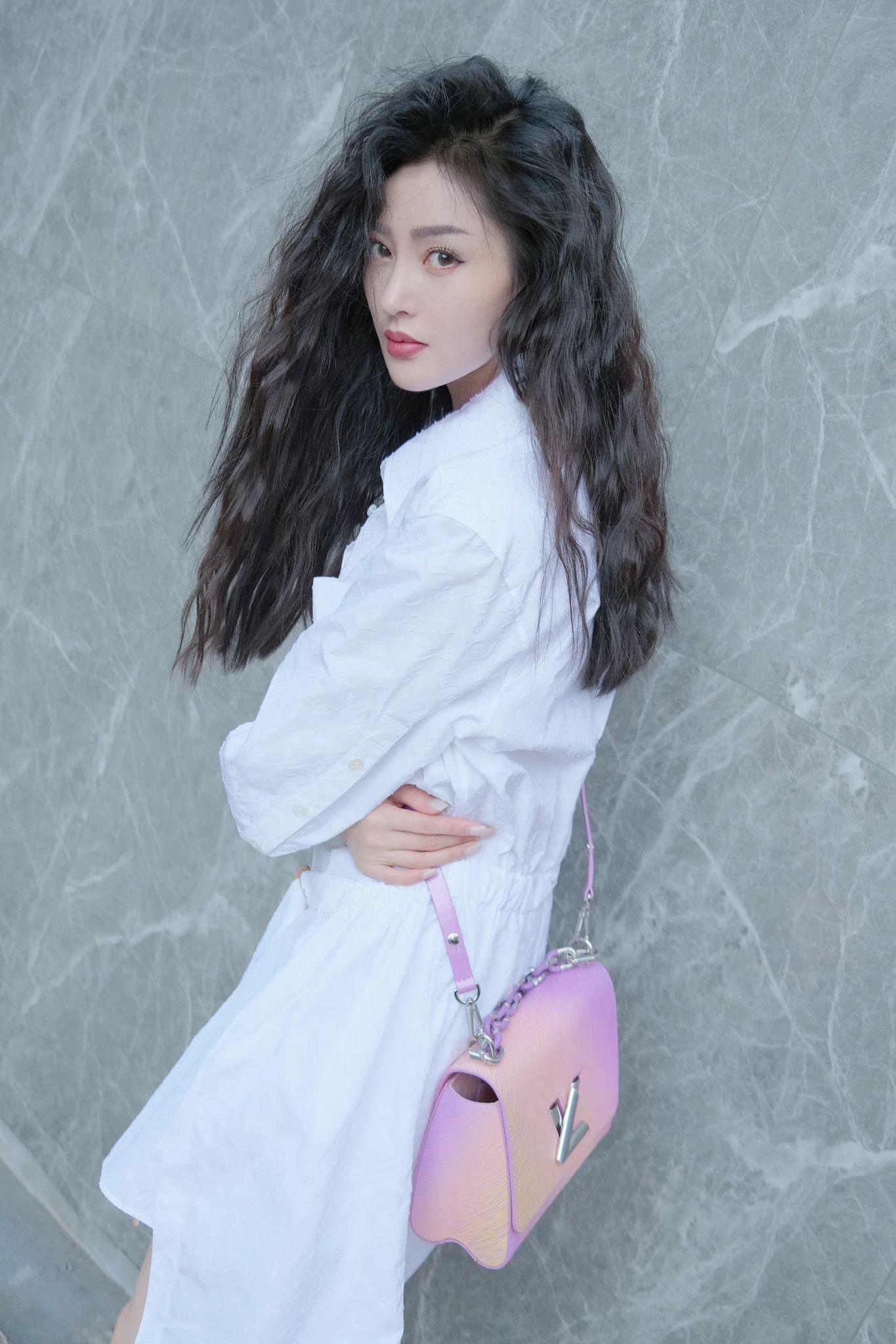 张天爱时尚驾驭能力不错,各种造型都很好看,又美又酷 - 知乎