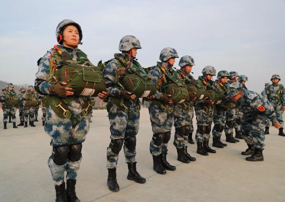 令人感动她用这些心里话向空降兵成立70周年献礼