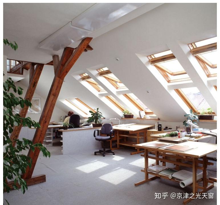为什么复式阁楼斜屋顶闷顶层要安装一个可开启的通风采光天窗