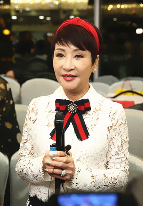 70岁的狄波拉不服老穿高领雪豹长裙秀身材现任老公很斯文