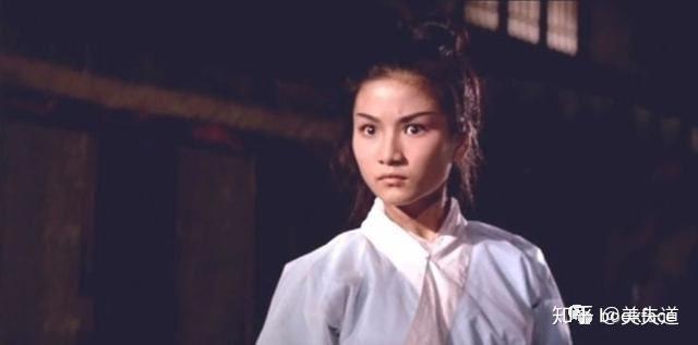 出演了《大醉侠》,成为了武侠史上独一无二的金燕子