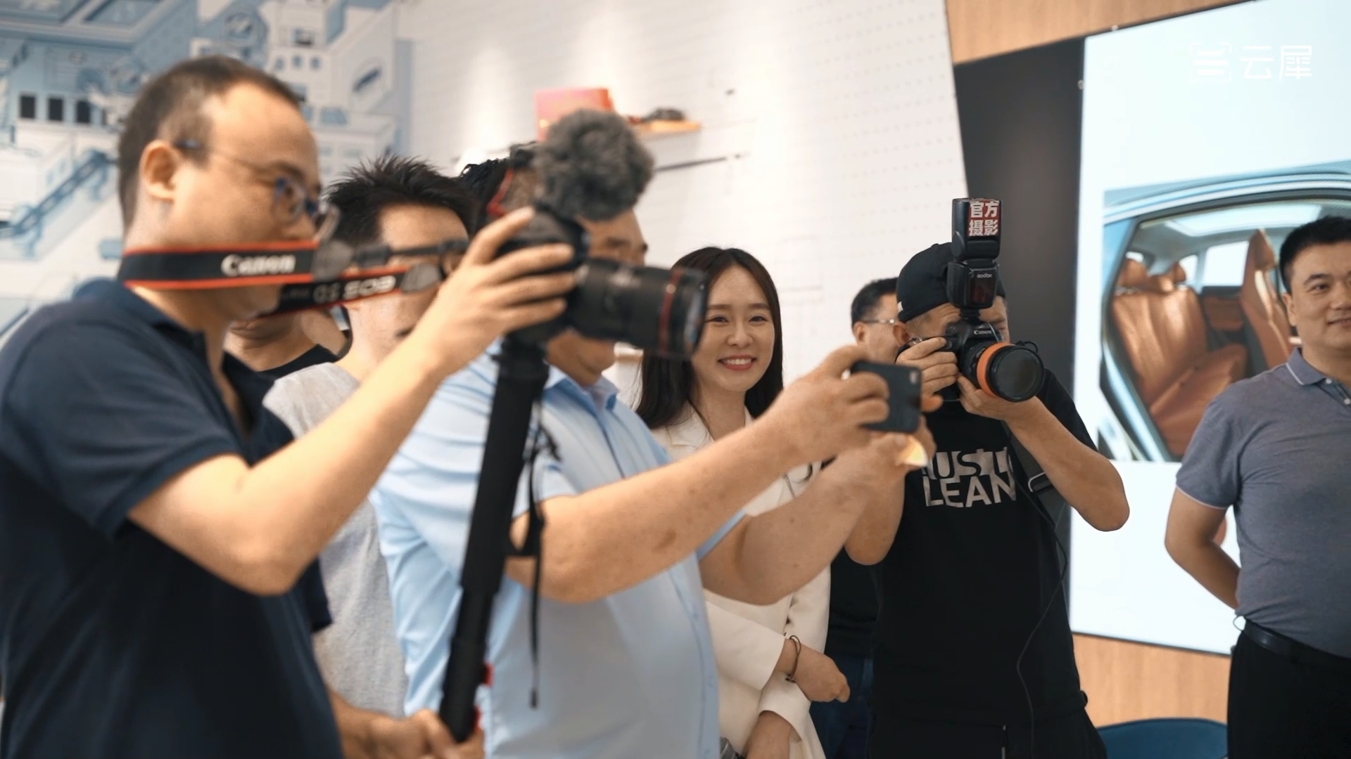 除了视频直播,我们还提供了照片直播服务,有专业摄影师在整场活动中