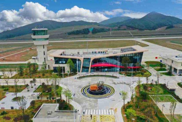 刚刚临沧市凤庆中和机场成功首航