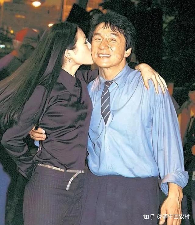 成龙在和众多女明星在进行拍照的时候,手所放的位置是能够引起人们的