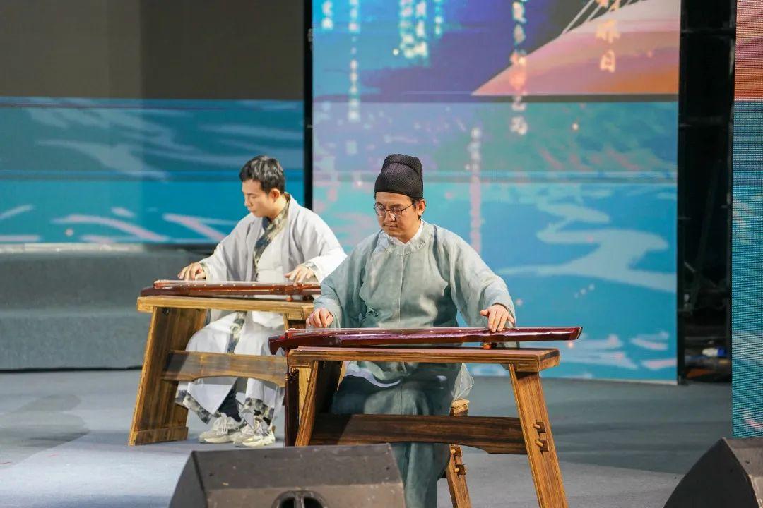 展示紫砂哨埙,陶艺制作,传统文化有奖答题,灯笼制作,古琴演奏
