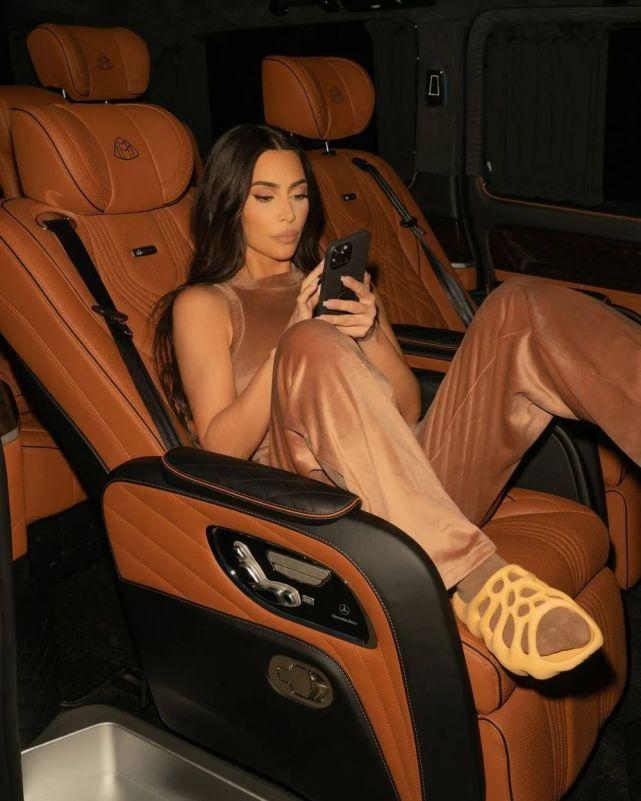 卡戴珊性感上脚yeezy新款拖鞋卡拉卡拉实物泄露确认发售