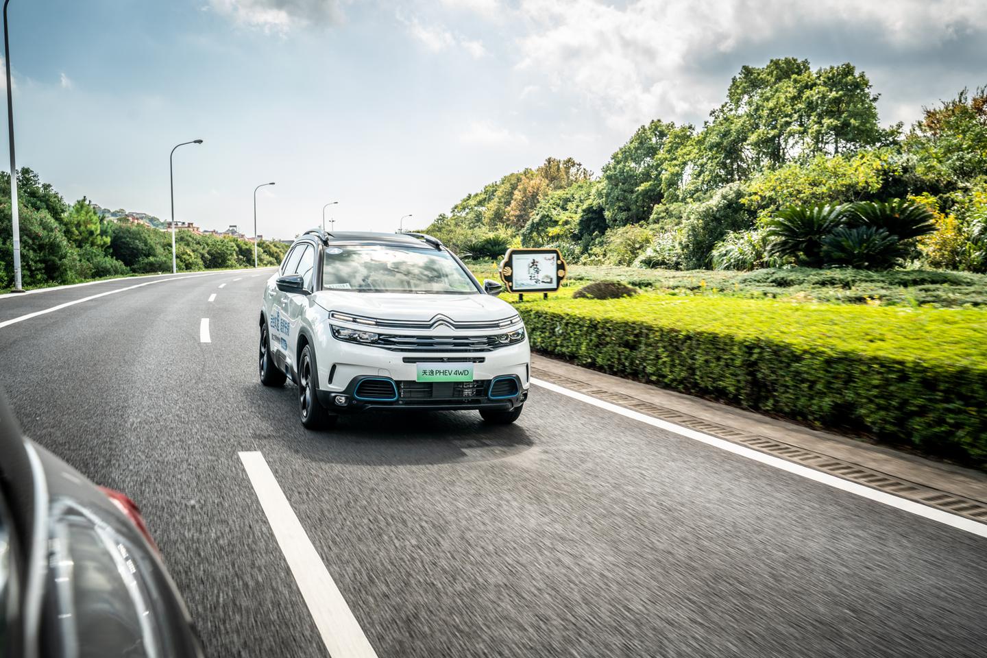 试驾雪铁龙天逸c5phev三擎四驱独立悬挂俩字给力