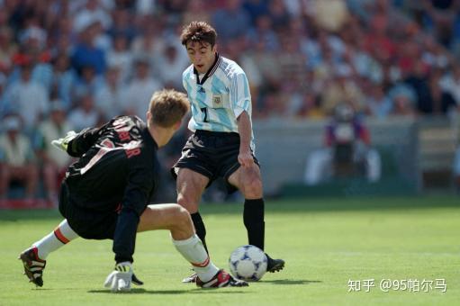 被遗忘,比赛中他接贝隆的直塞,跑出单刀球,面对范德萨晃动后轻推入网