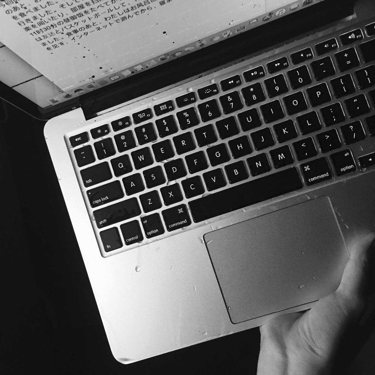 mac刚被撒水在键盘上看起来没事就是部分键盘