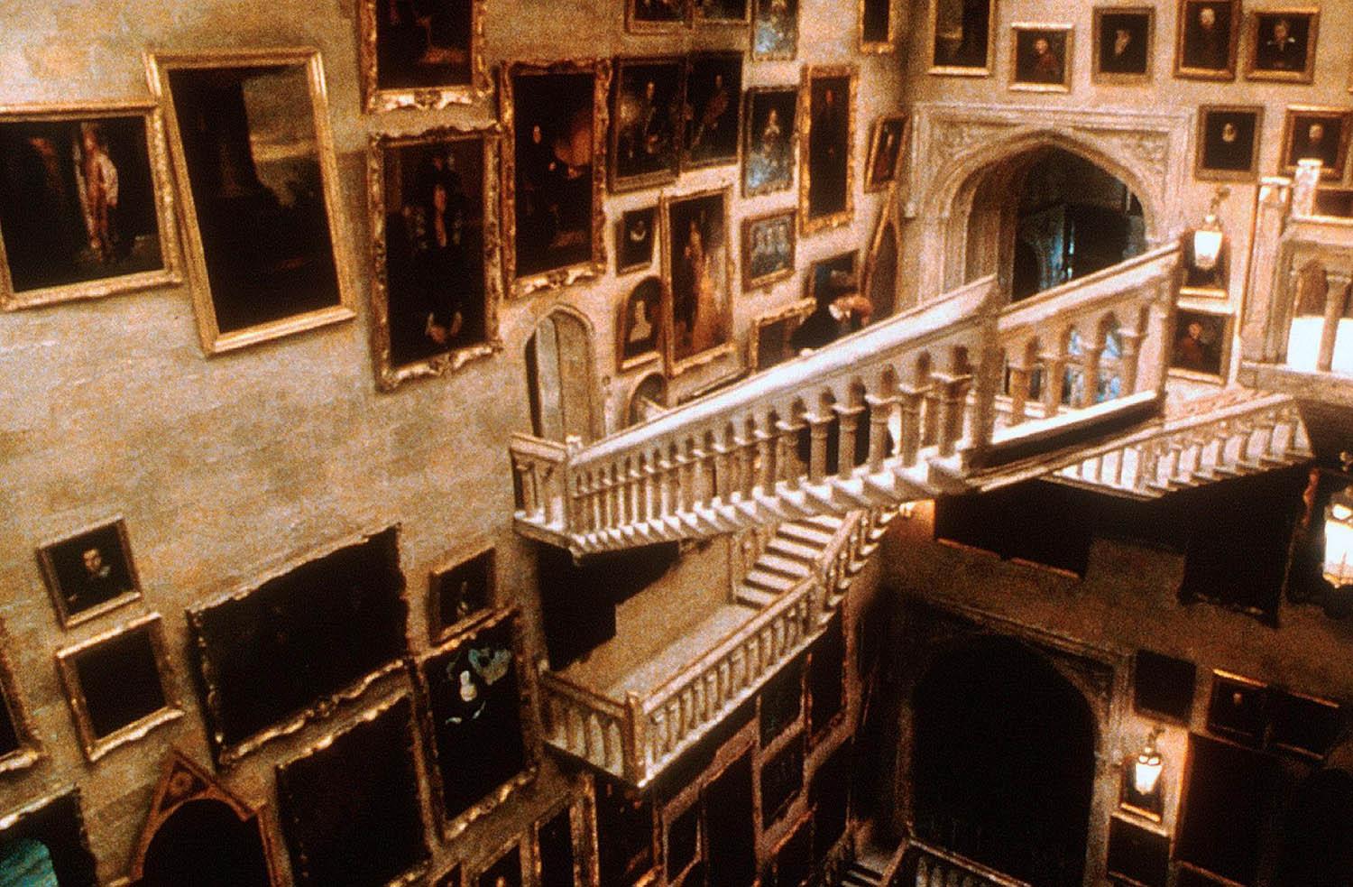 霍格沃茨礼堂的屋顶是施了魔法的,会跟外面的天空一样,好浪漫啊一眼