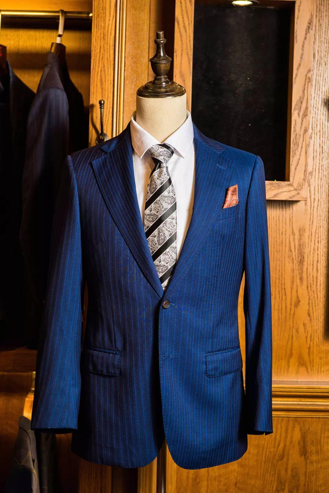 海军蓝条纹西服