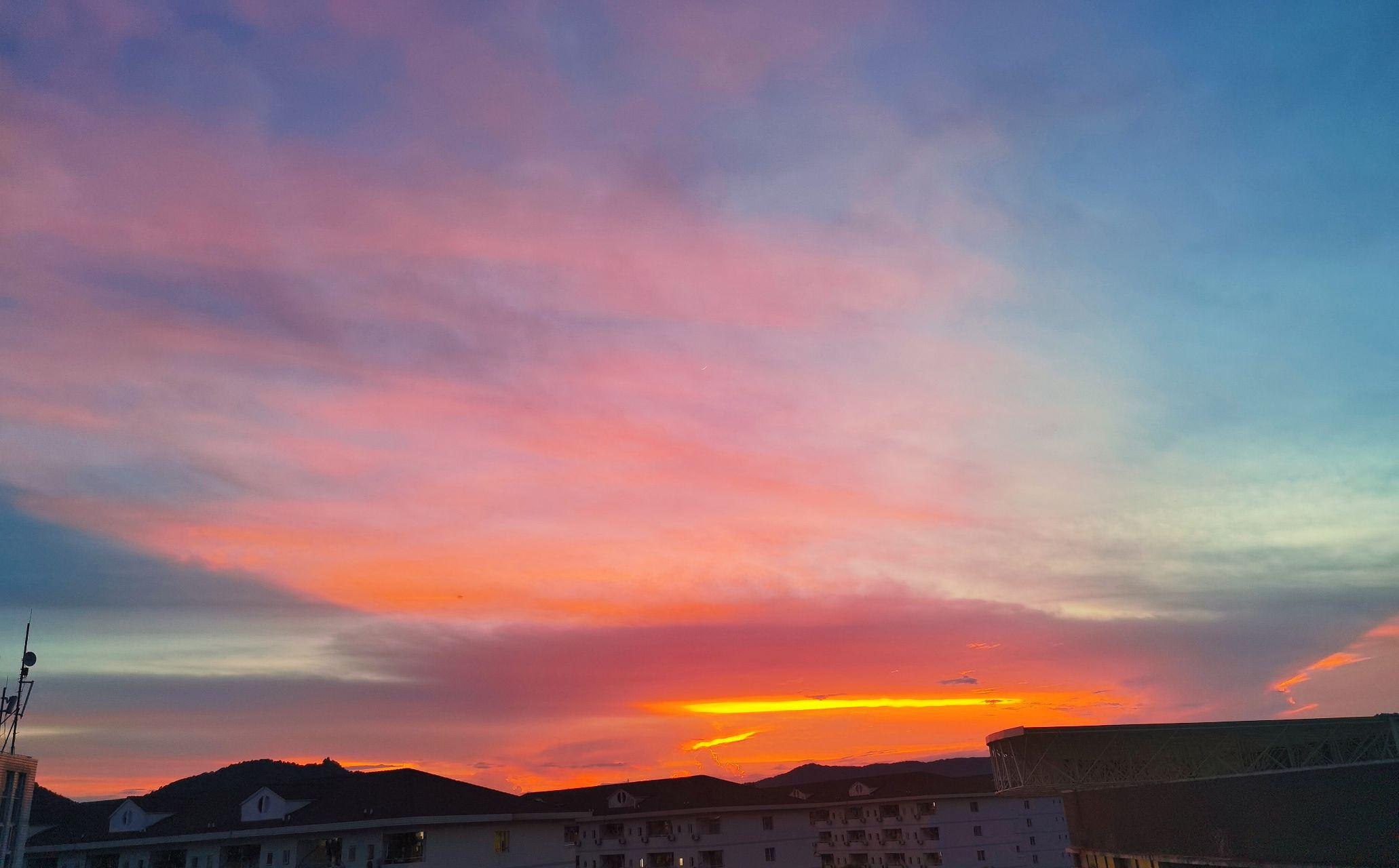 你手机里有好看的云朵和晚霞的照片吗