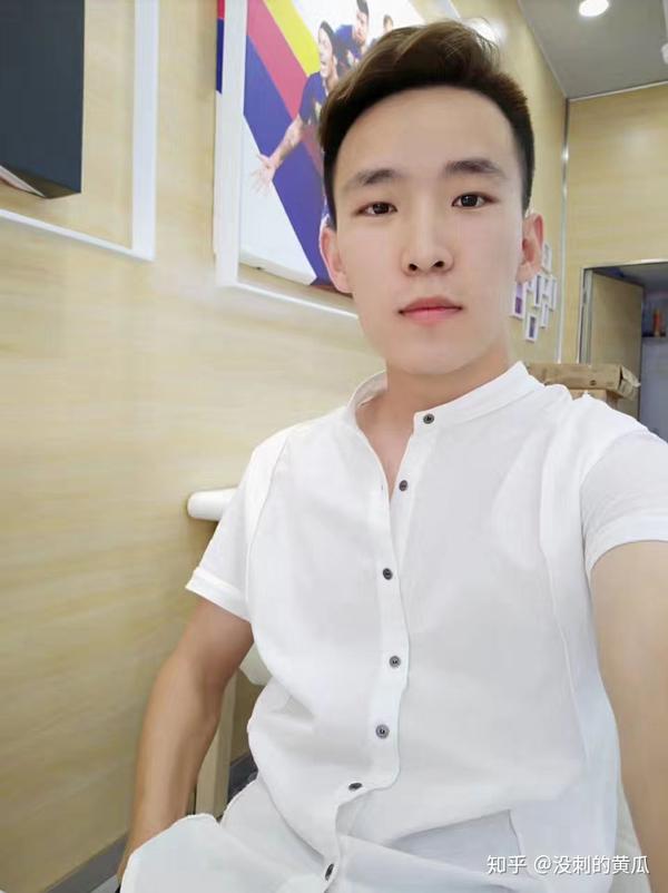 我就是三十岁开始健身的,原来身高173体重105,可以说是排骨男了,以前