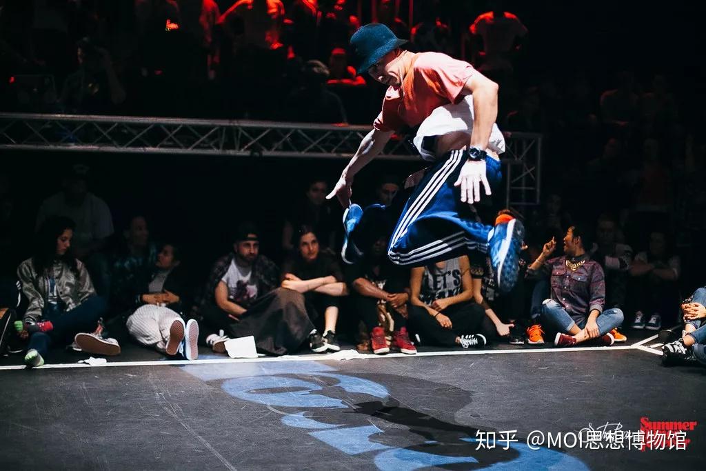 同urban相似,house也是通过不同舞种的舞者在house音乐的夜店中交流