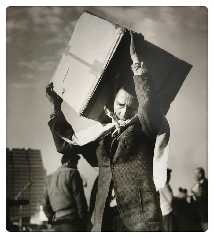 图片发自简书app"鬼叫你穷啊,顶硬上啦"是那个时代香港码头苦力工作时