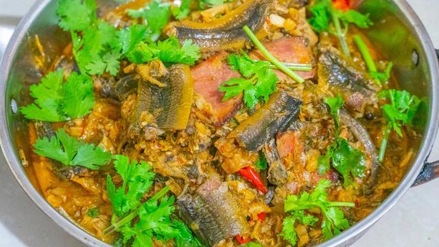 食材:黄鳝2斤,腊肉200克,盐菜100克,葱,姜,蒜,小米辣,香菜1,黄鳝2斤