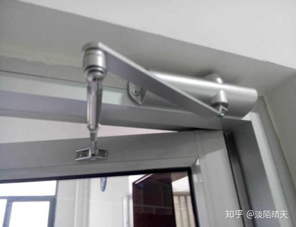 门道佰分佰教你安装内嵌式门顶闭门器与外装式门顶闭门器