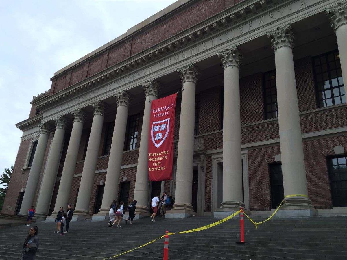 哈佛大学撤回10名学生录取通知书