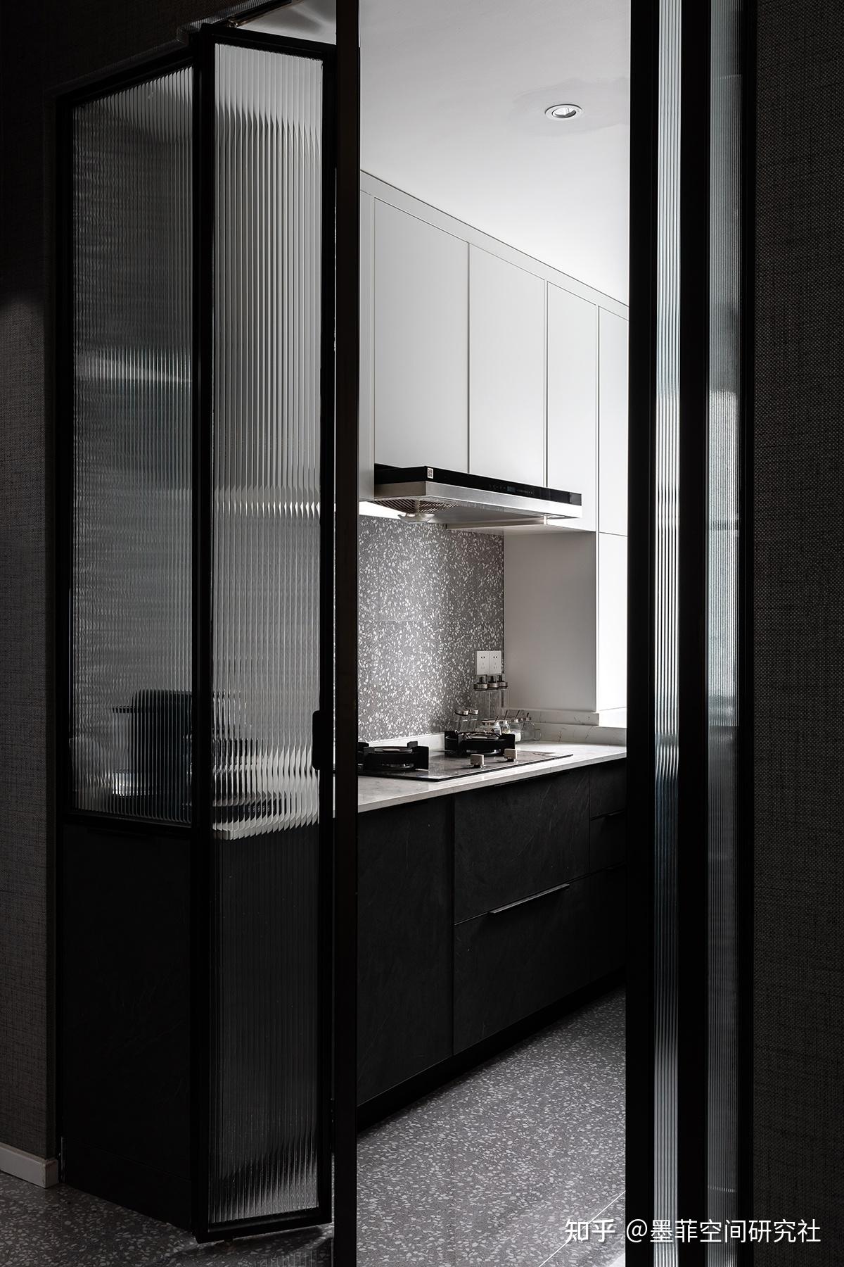 厨房折叠门,黑色型材搭配长虹玻璃,质感冲击强烈.