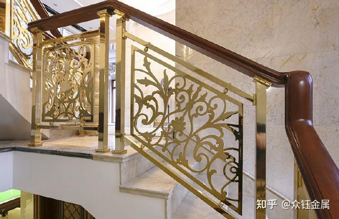 铝艺金色护栏别墅楼梯金碧辉煌