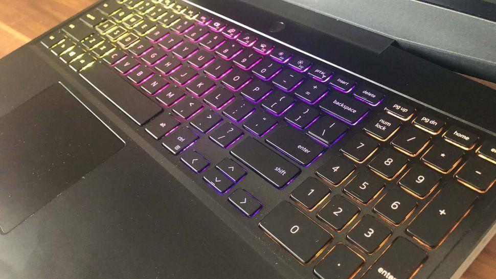 戴尔在g5 15 se中塞入了一个全尺寸键盘,并配备了数字键盘,但它也有不