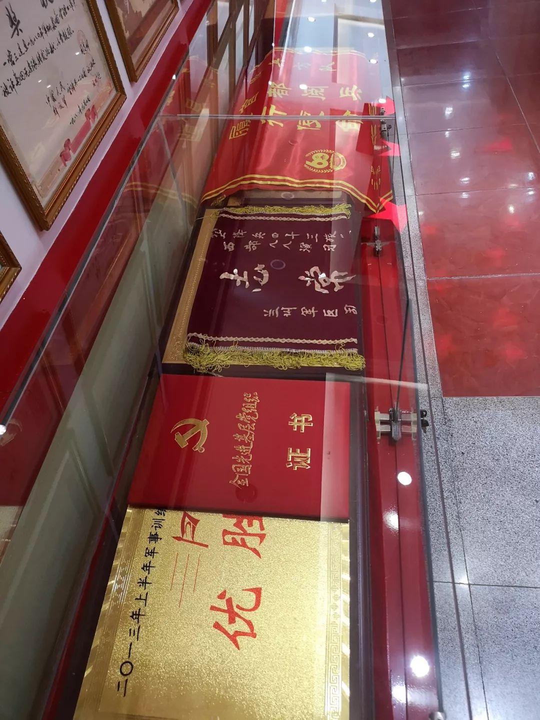 二等功2次,三等功24次荣立集体一等功1次大小百余次战斗成立后参加过