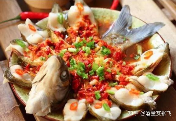 客人喝的是鱼头酒,而陪客人喝的鱼尾酒,通常是"头三尾四",以示对客人