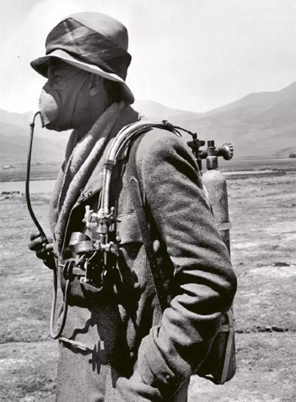 英国探险队第一次到达珠峰北侧,由查尔斯·霍华德