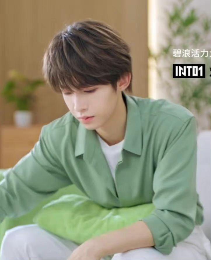 听说c位出道的国际男团into1队长刘宇妆很浓