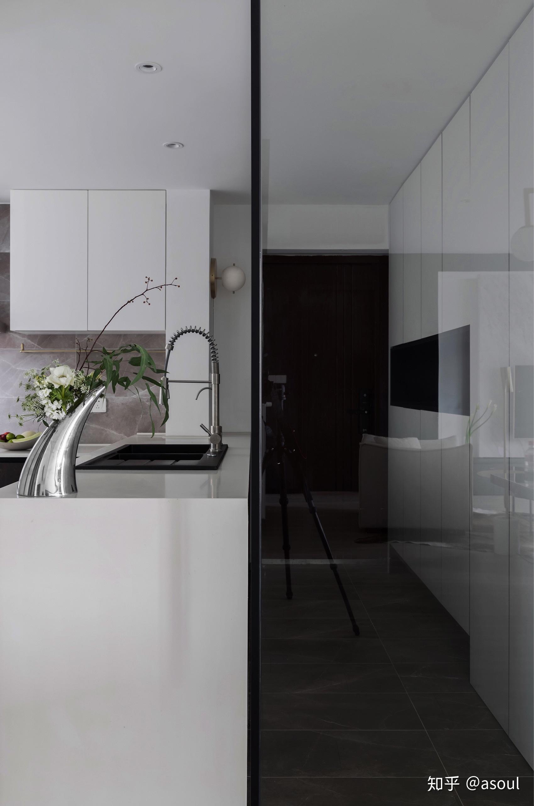 浅灰色墙面搭配什么样颜色的地砖